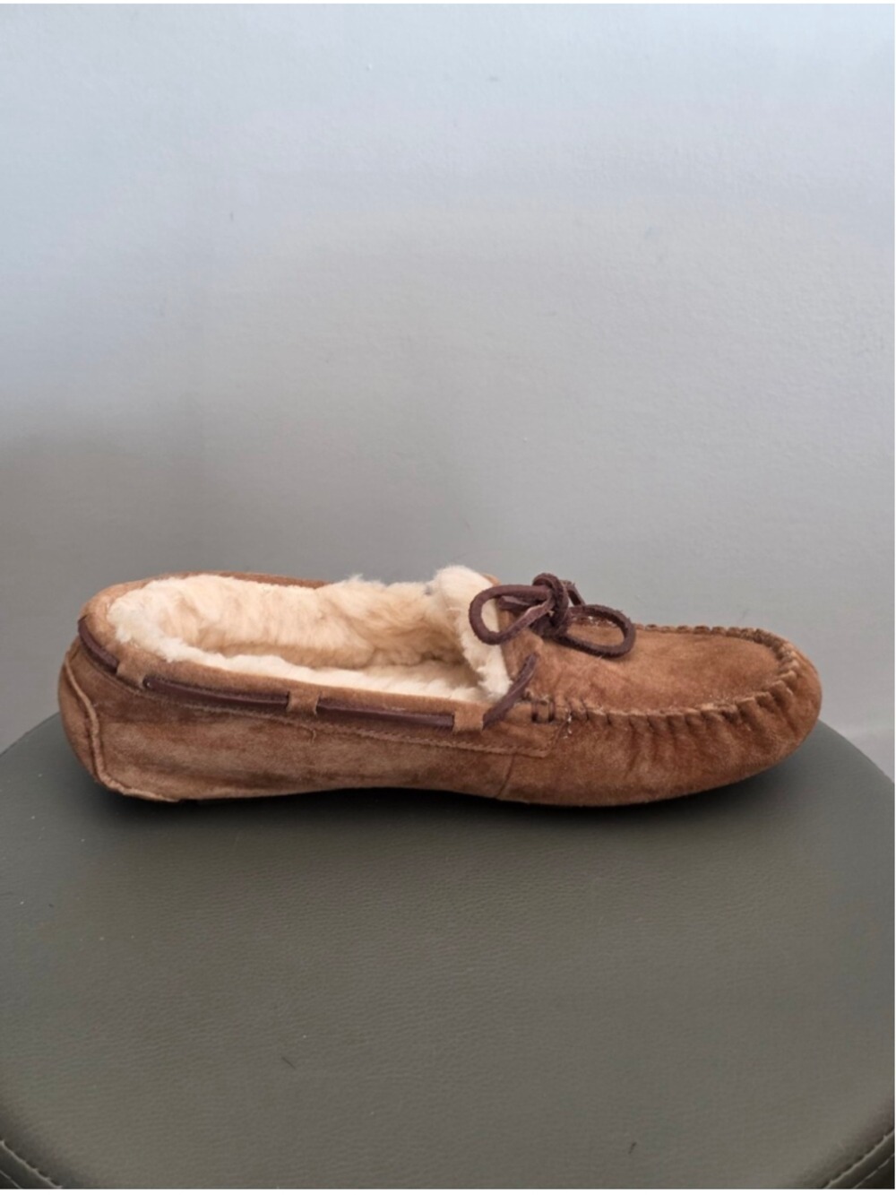 UGG Dakota Moccasin Slippers Womens Size 8 Chestnut Brown Sheepskin Lined Suede - Picture 5 of 10